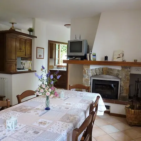 Prázdninový dům Gemuetliches In Mit Garten, Terrasse Und Grill